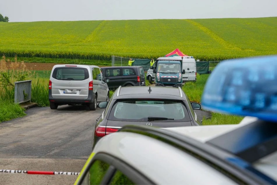 An einem Feldweg wurde das Auto mit der Frauenleiche gefunden.