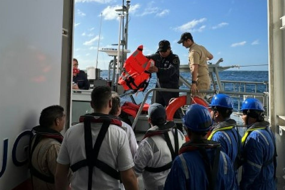 Das Schiffsteam koordinierte die Übergabe der geretteten Männer mit Beamten der mexikanischen Marine.