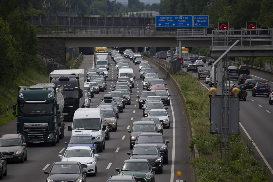 Ein Fahrfahrer ist auf der A1 in Köln in die falsche Richtung gefahren. (Archivfoto)
