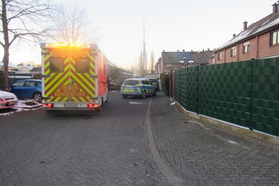 Am Donnerstag hat ein Mann (35) in Monheim am Rhein eine Seniorin (75) mit seinem Auto angefahren. Die Frau wurde schwer verletzt und kam ins Krankenhaus.