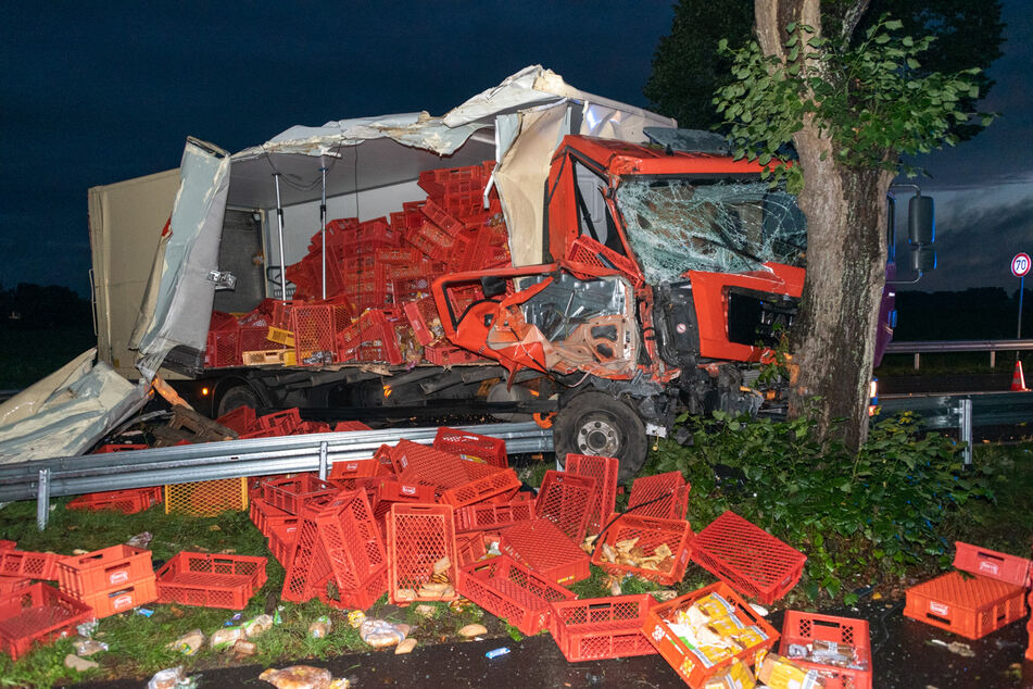 Der völlig demolierte Lkw.