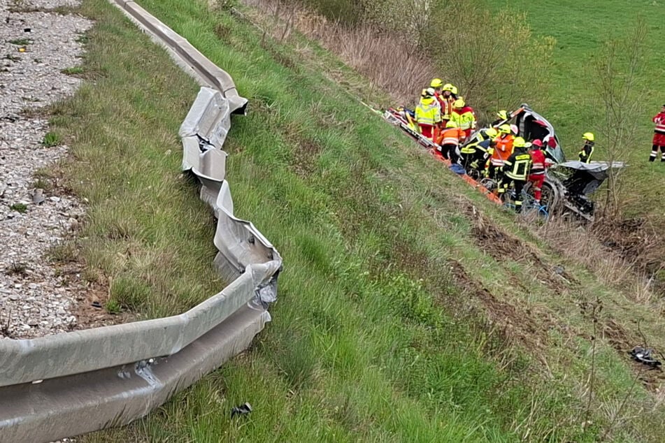 Unfall A7: Schwerer Unfall auf der A7: Kia stürzt 20 Meter in die Tiefe