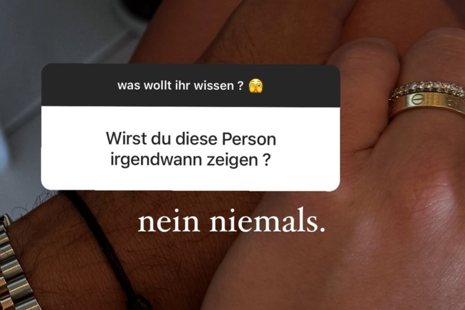 Hält hier die Influencerin mit dem fremden Mann Händchen?