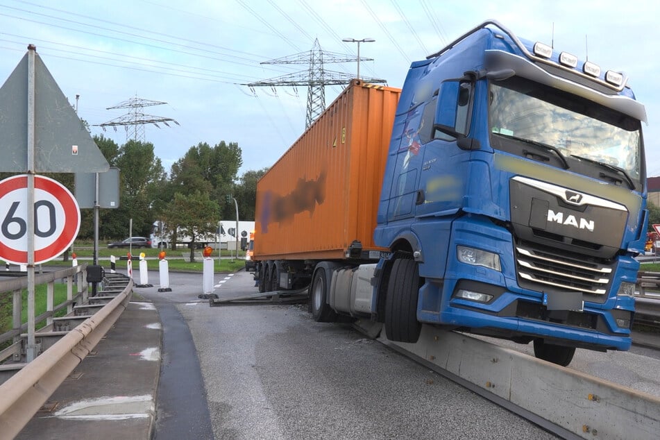 Unfall A7: Lastwagen kracht auf Autobahnausfahrt gegen Leitplanke: Verkehr rollt wieder