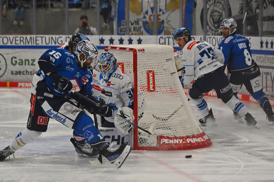 C.J. Suess (31) tauchte oft gefährlich vorm ERC-Goalie Devin Williams (29) auf.