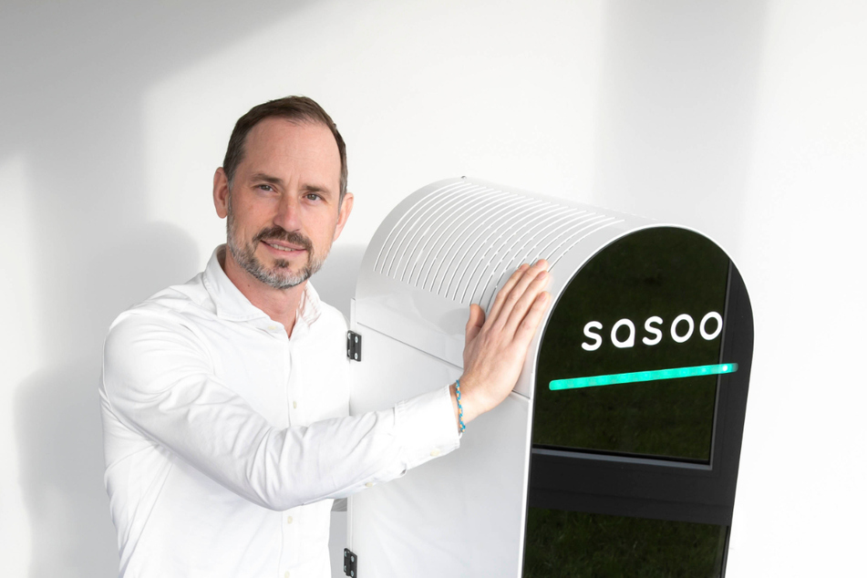 Raumluftreiniger aus Weinböhla: "Novus air"-Geschäftsführer Jani Mäkelä (44) mit dem Prototyp von "Sasoo". Inzwischen wird das Gerät in Serie produziert.