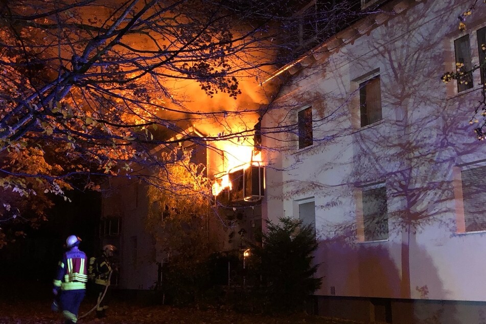 Fünf Menschen nach Wohnungsbrand verletzt: Feuerwehr rettet eingeschlossene Bewohner