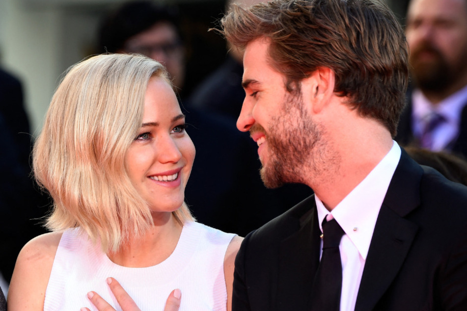 Miley Cyrus fans have taken to Twitter to discuss the cheating allegations between Jennifer Lawrence (l.) and Liam Hemsworth.