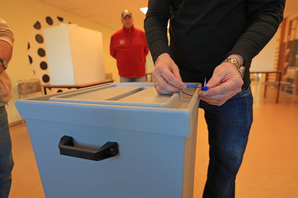 Eine Wahlurne wird zu Beginn der Wahl in einem Wahllokal in Wernigerode verplombt.