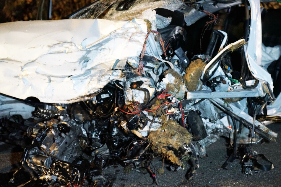 Zwei Menschen sterben nach Frontal-Crash noch an der Unfallstelle
