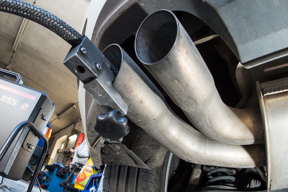 Ein Messschlauch eines Geräts zur Abgasuntersuchung für Dieselmotoren steckt im Auspuffrohr eines VW Golf 2.0 TDI.