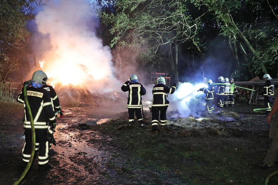Die Feuerwehr löschte am Montagabend jede Menge brennende Strohballen in Bannewitz.