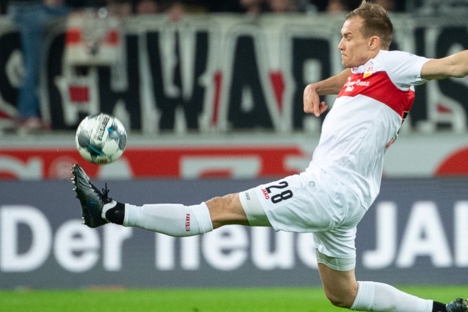 In der letzten Partie gegen Arminia Bielefeld: Stuttgarts Holger Badstuber versucht den Ball zu erreichen.