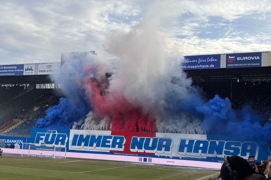 Die Hansa-Fans präsentierten schon vor dem Anpfiff eine gewaltige Choreo.