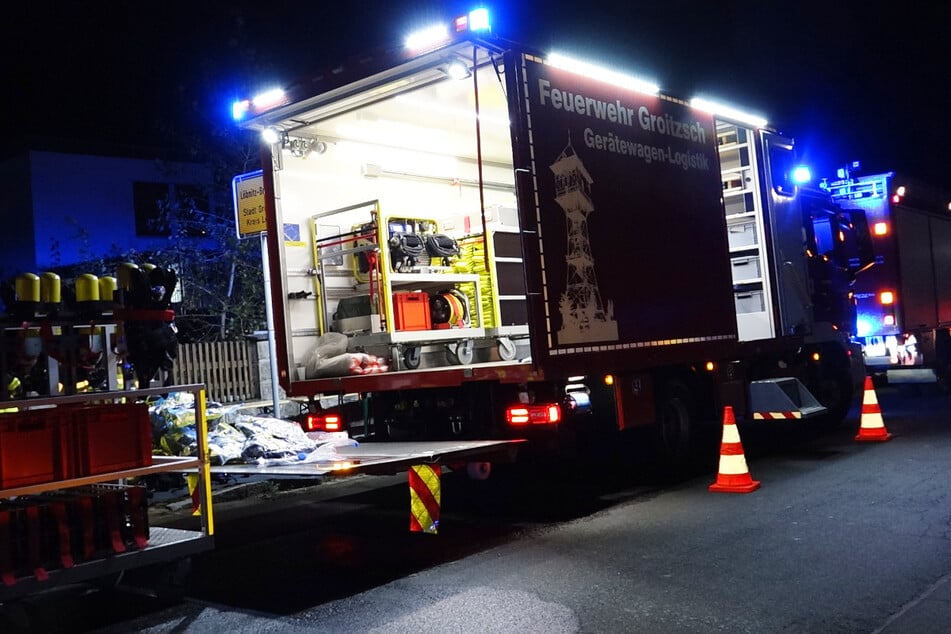 Die Kameraden mussten den Brand unter schwerem Atemschutz bekämpfen. Die Polizei hat bereits Ermittlungen zur Brandursache aufgenommen.