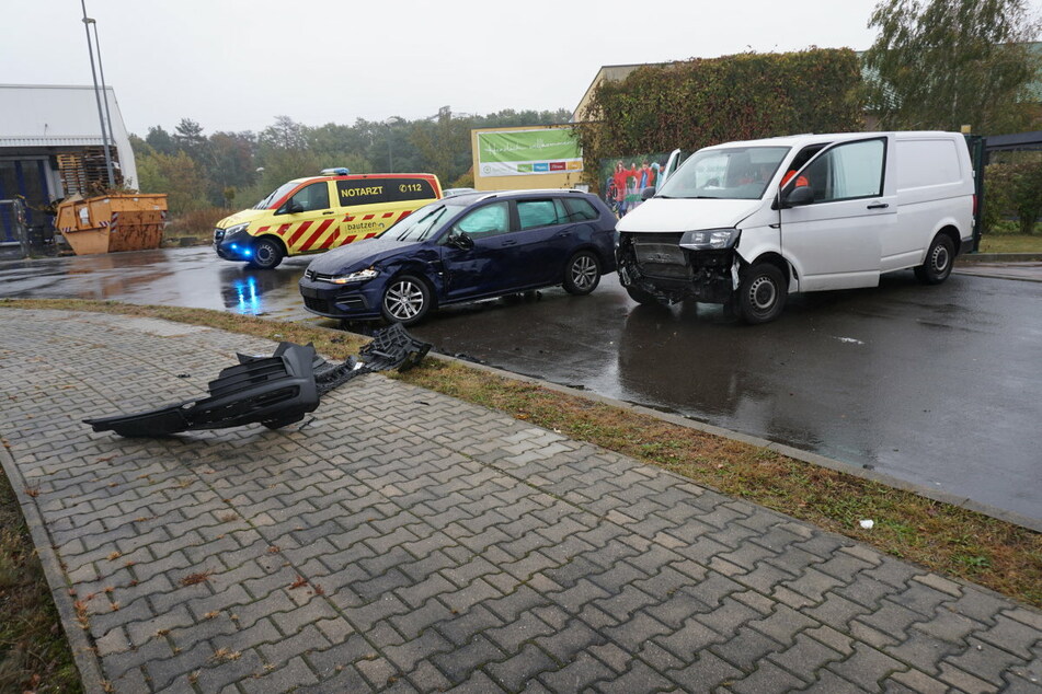 Der VW-Fahrer krachte in den Transporter und wurde dabei verletzt.