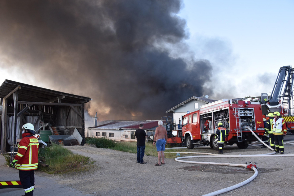 Bei dem Großbrand in einem holzverarbeitenden Betrieb in Niederbayern ist ein Millionenschaden entstanden.