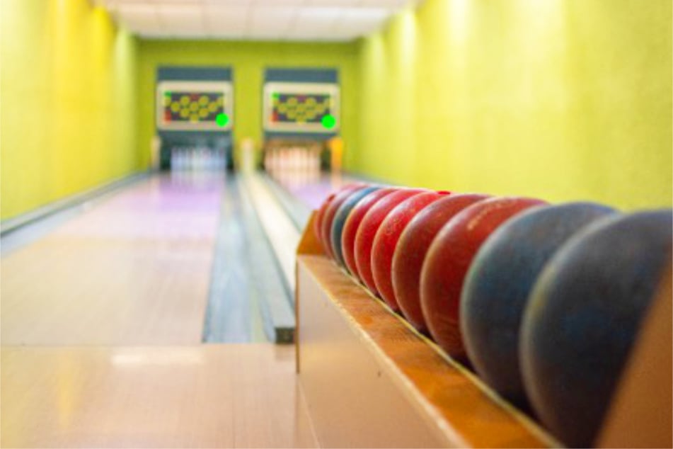 Auf den beiden Bowling-Bahnen fliegen regelmäßig die Pins.