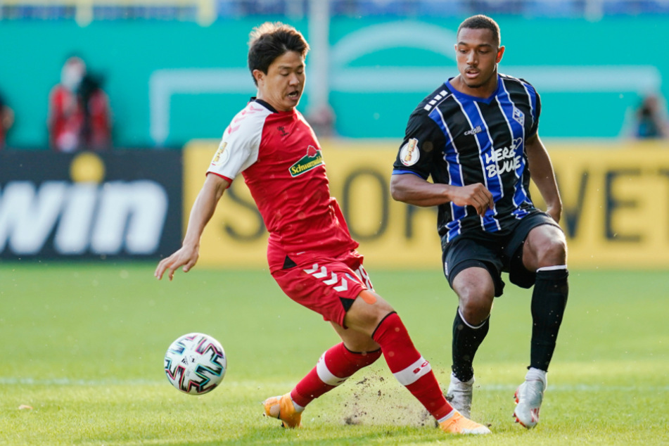 Mannheim, September 2020: Chang-hoon Kwon (26, l.) vom SC Freiburg und Mannheims Anton-Leander Donkor (23) kämpfen um den Ball.
