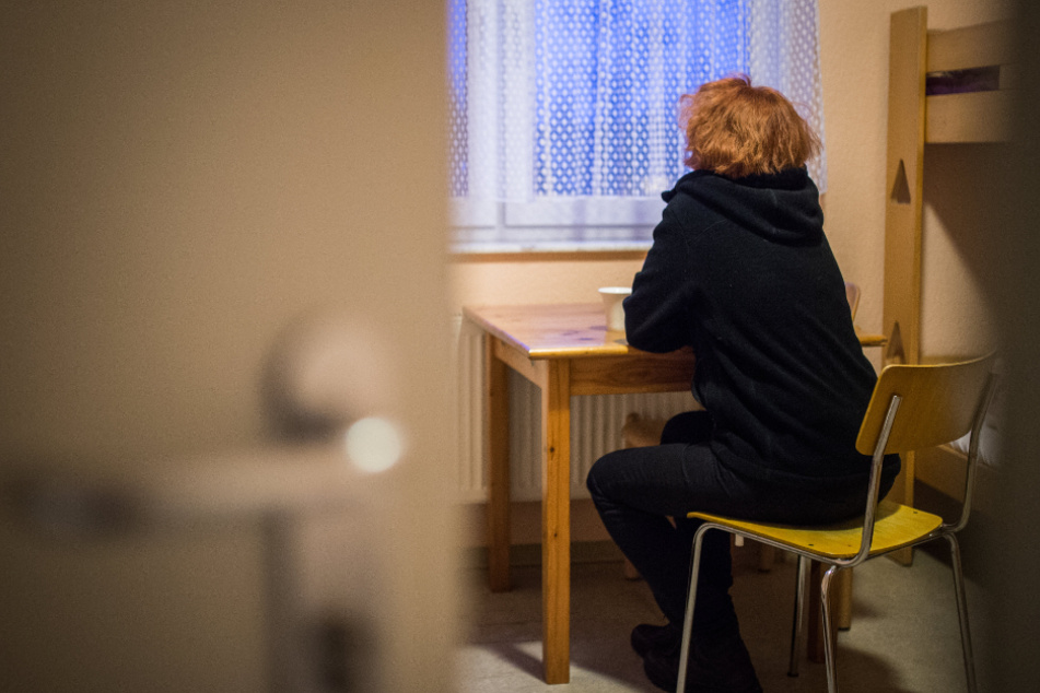 Eine Frau blickt in einem Frauenhaus aus dem Fenster. Überwiegend Frauen seien von häuslicher Gewalt betroffen. (Symbolbild)