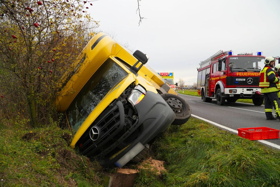 Der Transporter ist in den Graben gekippt, der Fahrer (23) wurde leicht verletzt.