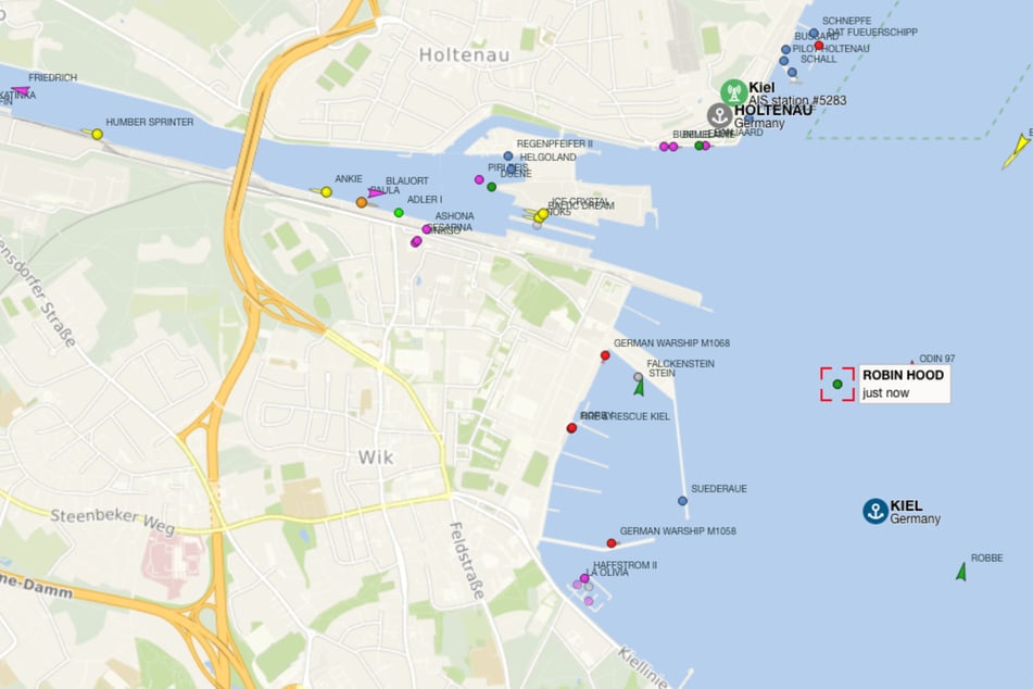 Der Schlepperverband ist im Kieler Hafen angekommen.