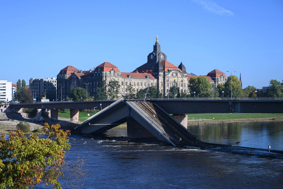 Einsturzursache bislang unklar: Am 11. September stürzte Zug C der Carolabrücke ein.