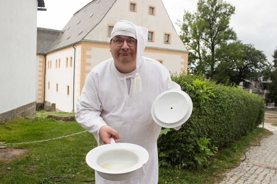 Mit Nachttopf und viel Humor führt Michael Kreskowsky über die Festung Königstein und erzählt kuriose Geschichten rund um die Toilettenkultur vergangener Jahrhunderte. (Archivfoto)