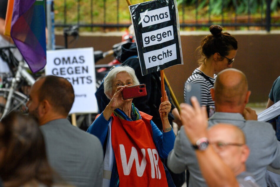 AfD-Parteitag in Magdeburg - und Hunderte Demonstranten auf der Straße!