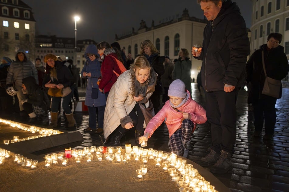 Stilles Gedenken mit Kerzen auf dem Neumarkt.