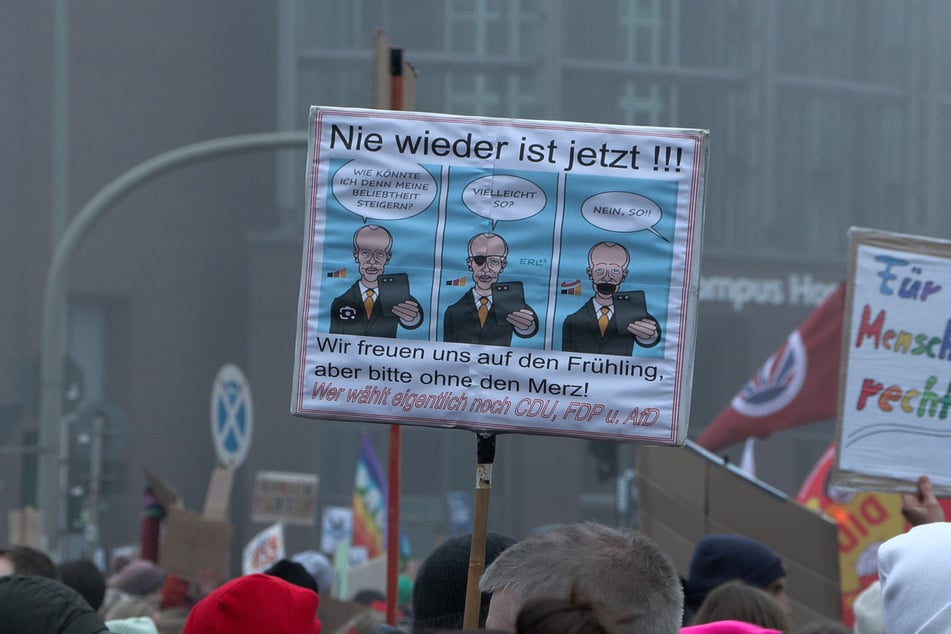 Tausende Menschen sind am Samstag in Hamburg erneut gegen die Migrationspolitik der CDU unter Friedrich Merz auf die Straßen gegangen.