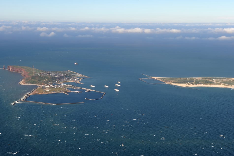 Die Nordsee mit der Hochseeinsel Helgoland ist aus einem Flugzeug heraus zu sehen.