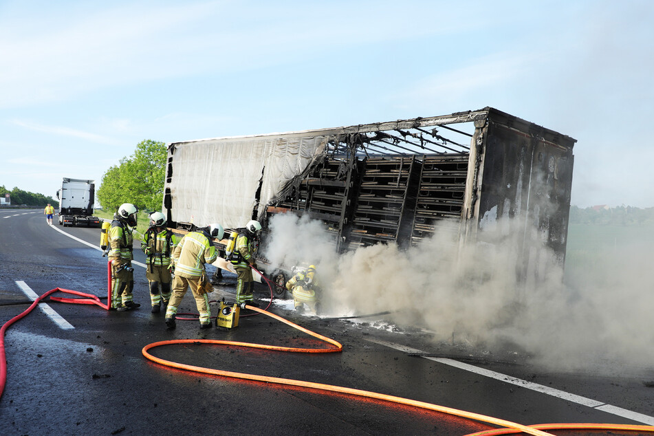 Ein Lastwagen geriet auf der A17 in Brand. Das hatte auch auf der A4 Folgen.