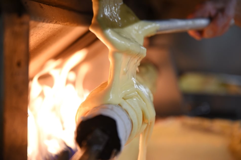 Traditionell wird der Baumkuchen an einer Stange über offenem Feuer gebacken.