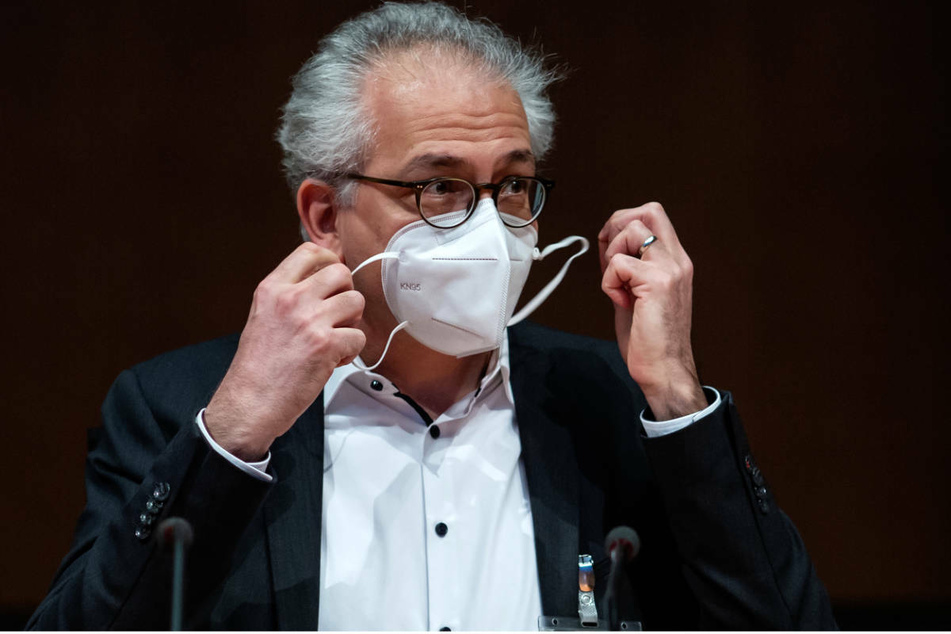 Hessens stellvertretender Ministerpräsident Tarek Al-Wazir (50, Grüne) stellte am Dienstag das neue Corona-Konzept in Wiesbaden vor. (Archivbild)
