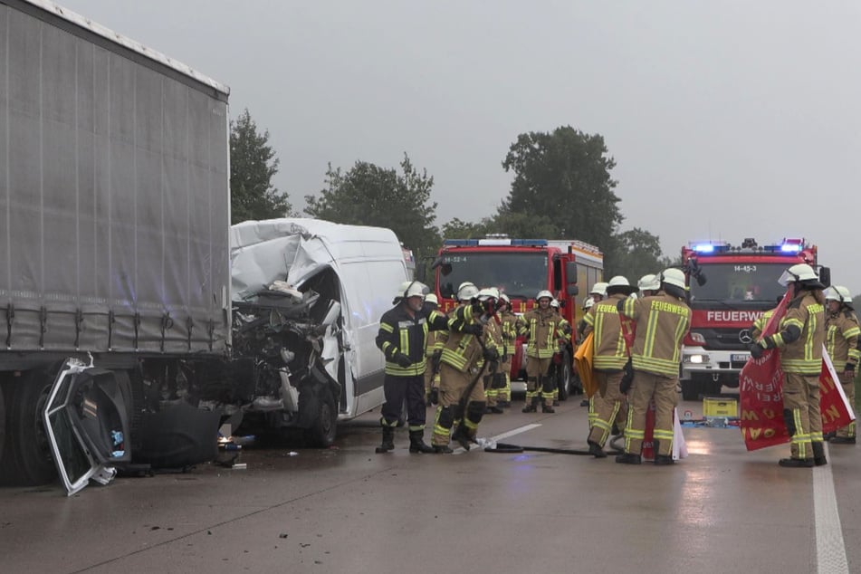 Der Fahrer wurde im völlig deformierten Transporter eingeklemmt und starb noch and er Unfallstelle.