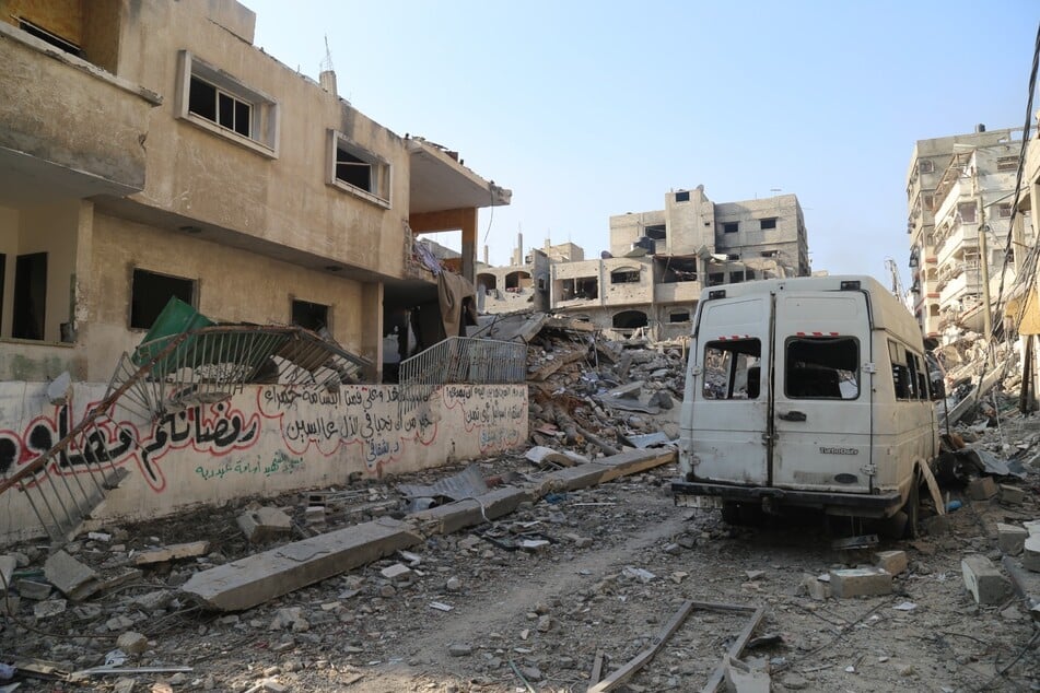 Beschädigte Gebäude sind in der Stadt Beit Lahia im nördlichen Gazastreifen zu sehen. (Archivbild)