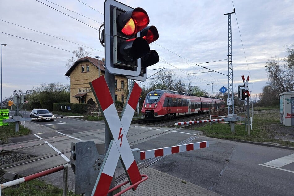 Am frühen Freitagmorgen wurde hier eine Rollerfahrerin von einem Regionalexpress erfasst.