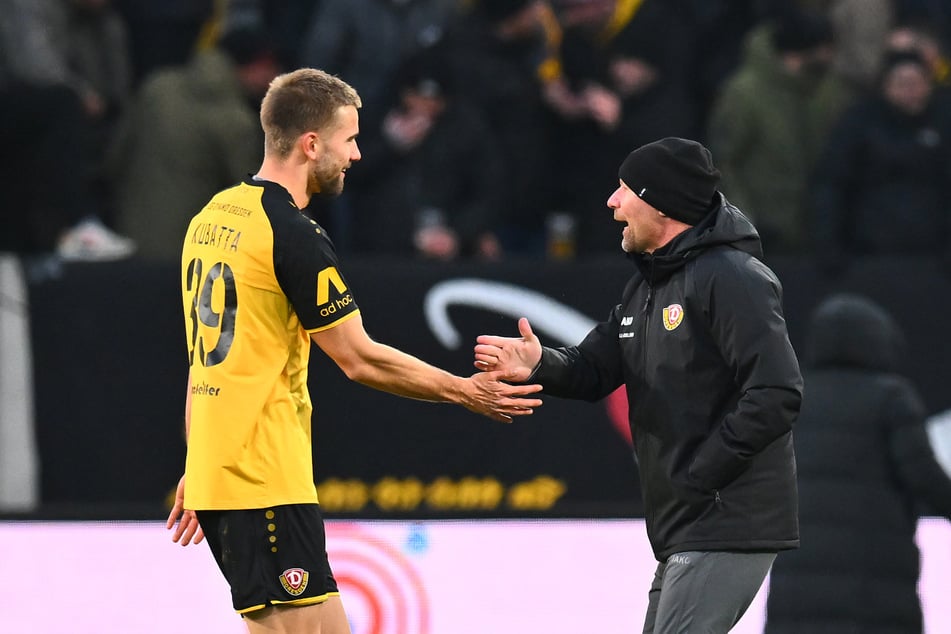 Dynamos Tor-Joker David Kubatta (l.) klatscht nach seinem Last-Minute-Treffer mit Co-Trainer Manuel Klökler ab.