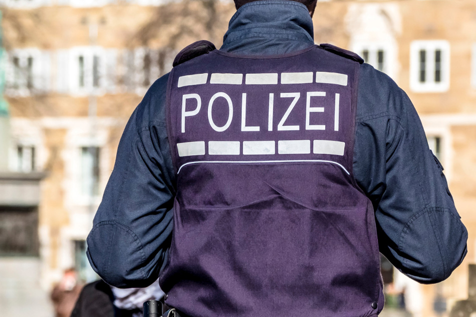 Die Bundespolizei hatte die Fußballfans aus dem Bahnhof geführt. Als einer der Anhänger kontrolliert werden sollte, eskalierte die Situation. (Symbolbild)