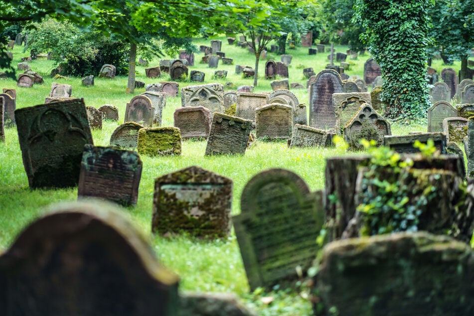 Auf einem Friedhof in Mönchengladbach soll ein Mann öffentlich an seinem Glied manipuliert haben. Die Polizei bittet nun um Zeugenhinweise. (Symbolbild)