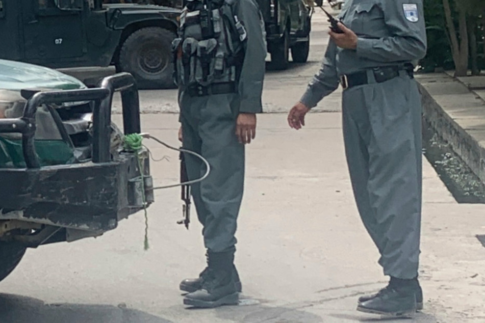 Afghanische Polizisten stehen auf einer Straße in Kabul. (Symbolbild)