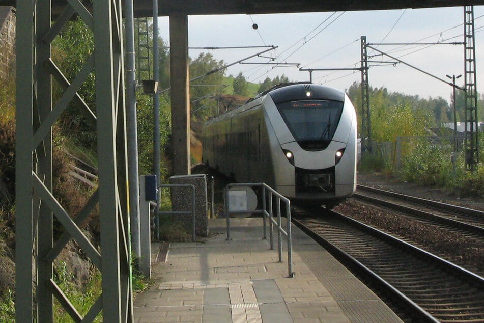 Auf der Bahnstrecke zwischen Tharandt und Freiberg kommt es wegen Bauarbeiten in der neuen Woche zu umfangreichen Zugausfällen. (Archivbild)