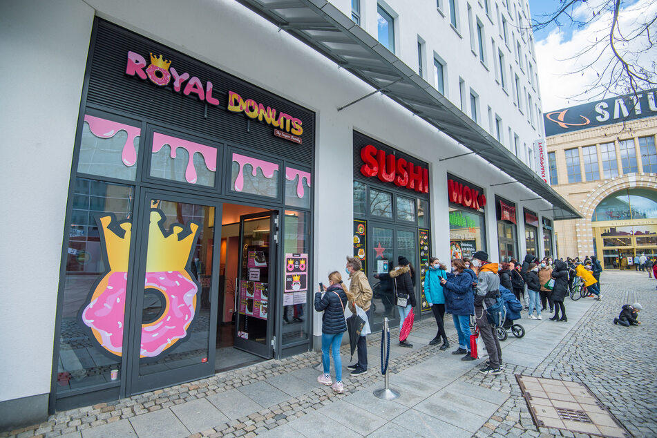 Am Samstag öffnete in Chemnitz der erste Donut-Laden. Etliche Chemnitzer standen Schlange, um das ringförmige Kultgebäck zu probieren.
