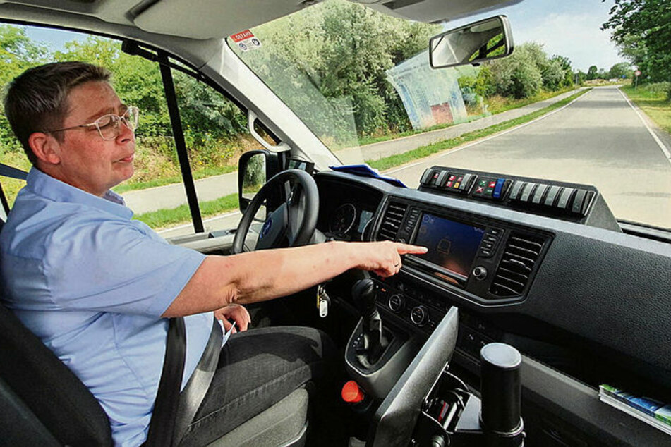 Sicherheitsfahrerin Susan Kersten (47) zeigt auf das Display, auf dem ein Bus-Signet verrät, ob "Fläschi" autonomiebereit oder gerade unpässlich ist.