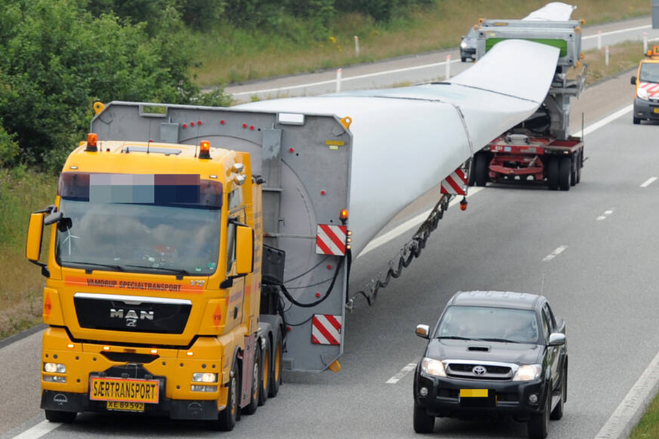 Unfall A4: Schwerlast-Transporter bleibt an Autobahndreieck stecken und verursacht Mega-Schaden