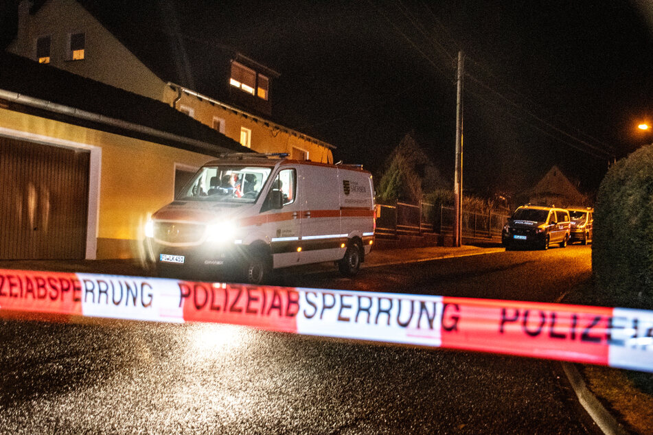 Polizeiabsperrung am Haus von Ehepaar am 21. Februar in Döbeln.