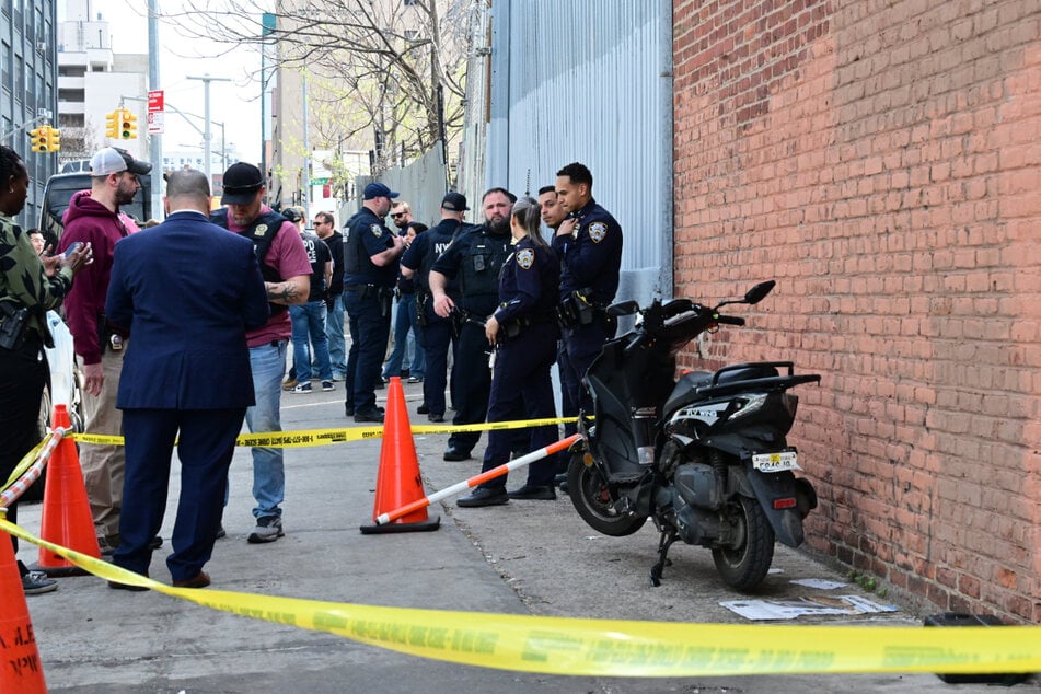 Mitglieder der NYPD Crime Scene Unit (kriminaltechnische Einheit der Polizei) untersuchen den Tatort in Brooklyn.