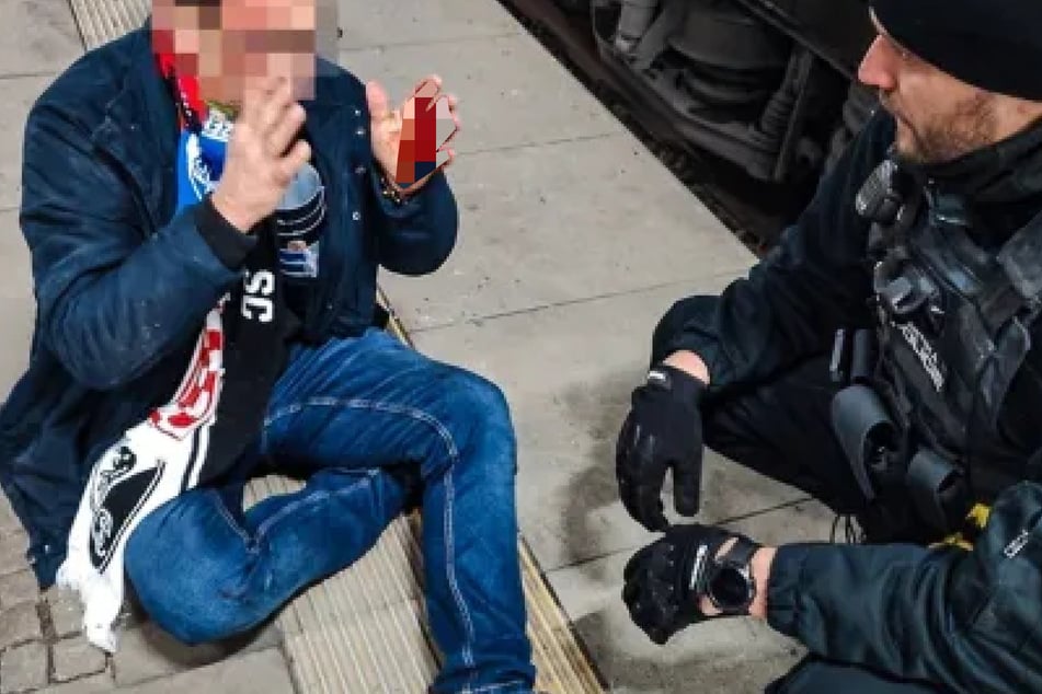 Der Mann zog sich bei einem Sturz mehrere Verletzungen zu - unter anderem an der linken Hand.