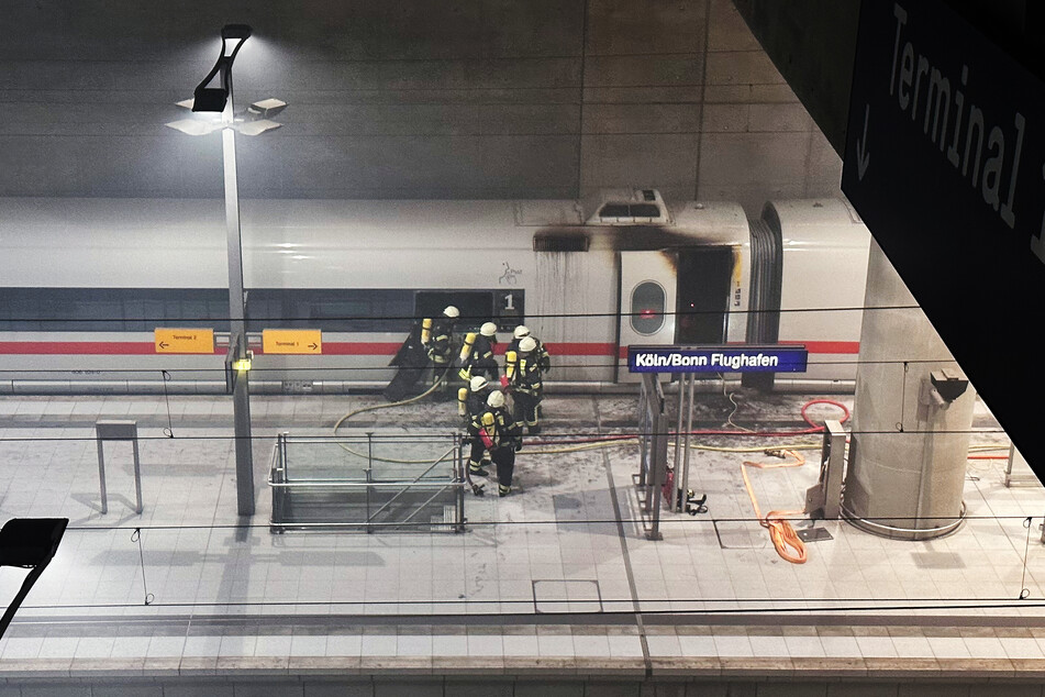 Nach Angaben der Feuerwehr Köln hatte ein Schaltschrank im Türbereich des hinteren Teils des Zuges gebrannt.